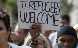 Des gens manifestent à Nice en soutien aux migrants dans le cadre d'une mobilisation européenne le 12 septembre 2015