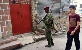 Un policier armé sur les lieux d'une attaque à Mombasa le 6 juillet 2014
