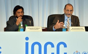 La dixième rencontre pleinière du Giec à Yokohama au Japon, le 31 mars 2014: A gauche le président du GIEC Rajendra Pachauri, et à droite le co-président Chris Field