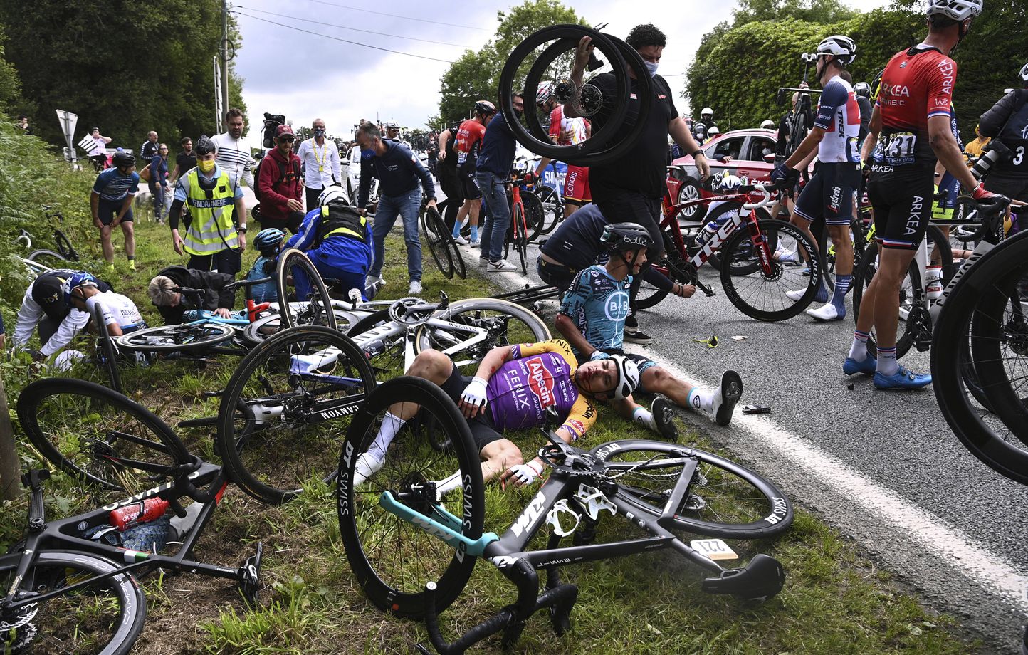 L'une des deux chutes survenues samedi sur le Tour de France. 