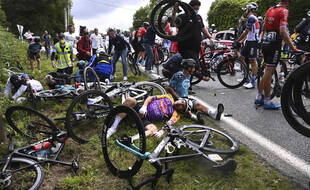 L'une des deux chutes survenues samedi sur le Tour de France.