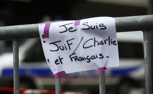 Une affichette sur une barrière de sécurité près de la supérette Hyper Cacher attaquée vendredi, le 10 janvier 2015 à Paris