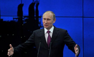 Au moins 600 hommes armés partis de Russie et d'Europe se battent actuellement en Syrie contre le régime de Bachar al-Assad, a déclaré vendredi le président russe Vladimir Poutine, mettant en garde l'Occident contre la livraison d'armes à l'opposition syrienne.