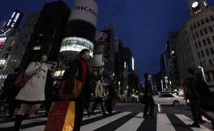 Les lumières de la ville sont éteintes dans le quartier de Ginza pour économiser l'électricité à Tokyo, Japon, le 14 mars 2011.