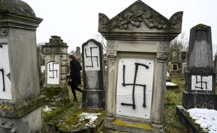Des tombes ont été profanées au cimetière juif de Herrlisheim, dans l'est de la France, le 17 décembre 2018.