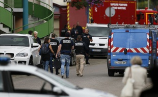 Déploiement policier près de l'église de Saint-Etienne-du-Rouvray, le 26 juillet 2016, où a eu lieu une prise d'otages