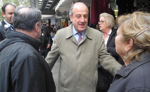 Didier Schuller en campagne pour les municipales à Clichy (Hauts de Seine), le 18 octobre 2013.