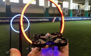Les cours de pilotage de drones en salles se développent en France.