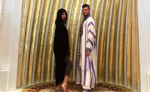 Selena Gomez dévoile une cheville dans une mosquée.