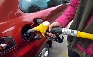 La répétition de pics de pollution autour des grandes agglomérations françaises soulève la question de l'importance du diesel dans le parc automobile, conséquence d'une fiscalité avantageuse mais à l'origine de polluants particulièrement dangereux pour la santé.
