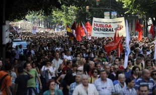Une énorme marée humaine a envahi jeudi soir le centre de Madrid lors d'une manifestation contre le nouveau plan de rigueur du gouvernement espagnol.
