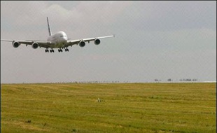Le géant des airs avait décollé dimanche à 18H20 de Roissy-Charles de Gaulle après trois jours de tests de compatibilité aéroportuaire. Mesures d'éclairement, dégivrage, souffle, prise en main de l'appareil: tous ces paramètres ont pu être évalués.