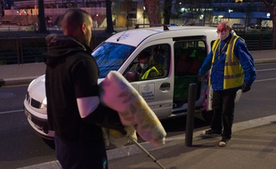 Une maraude du Secours catholique à Toulouse pour les personnes les plus précaires notamment les SDF, le 3 avril 2020.