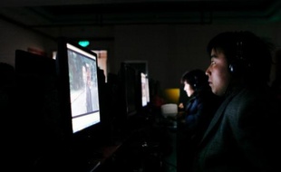 Un internaute chinois dans un cybercafé à Shanghai
