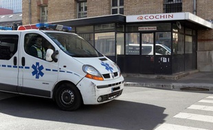 Une ambulance quitte l'hôpital Cochin, à Paris, le 2 avril 2012.