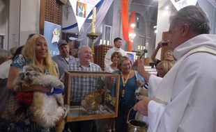 Gil Florini bénit une poule.