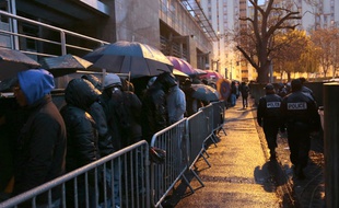 Des citoyens étrangers faisant la queue devant la préfecture de Seine-Saint-Denis à Bobigny.