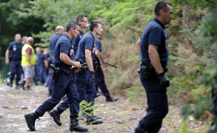 Des gendarmes effectuent une battue pour tenter de retrouver un enfant disparu.