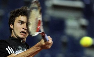 Le duel 100% français entre Jo-Wilfried Tsonga, tête de série N.10, et Gilles Simon au 1er tour du Masters Series sur terre battue de Roma a tourné à l'avantage du second, vainqueur 6-2, 4-6, 7-6 (8/6) après 2h19 d'une rencontre très disputée mardi soir.