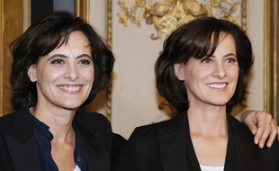 Inès de la Fressange à côté de sa réplique au Musée Grévin, le 15 décembre 2014.
