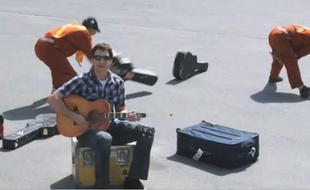 Dave Carroll, dans le clip United breaks guitars, qui cartonne sur le net