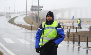 Des gendarmes contrôlent l'accès au pont après l'évasion de deux détenus de la Centrale de l'île de Ré (Charente-Maritimes), le 2 janvier 2015