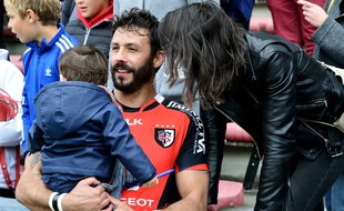 L'arrière Clément Poitrenaud en famille après le match de Top 14 entre le Stade Toulousain et Agen, le 8 mai 2016.