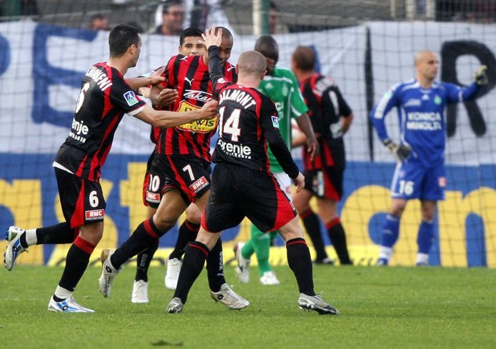 David Bellion félicité par Olivier Echouafni et Florent Balmont après l'un de ses deux buts inscrits contre Saint-Etienne avec l'OGC Nice, le 15 avril 2007 au stade du Ray.