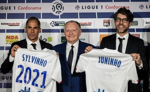 Sylvinho et Juninho entourent Jean-Michel Aulas, ce mardi dans l'auditorium du Parc OL à Décines. JEFF PACHOUD