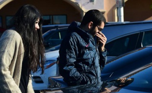 Seto Avakian se protège le nez des odeurs de gaz, devant un centre établi par SocalGas pour aider les résidents de Porter Ranch, en Californie, le 8 janvier 2016