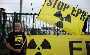 Vingt-quatre militants de Greenpeace ont manifesté ce mercredi devant le chantier de l’EPR de Flamanville.