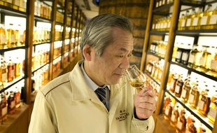 Un expert de la distillerie de whisky de Yamazaki, au Japon.