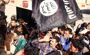 Photo publiée par le site jihadiste Welayat Salahuddin le 14 juin 2014 montrant de présumés prisonniers irakiens aux mains des soldats de l'Etat islamique