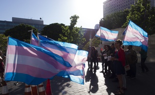 Une manifestation de personnes transgenres à Los Angeles, en mars 2017.