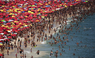 La plage d'Ipanema, bondée, à Rio de Janeiro (Brésil). Image non datée apparaissant dans le documentaire Legacy.