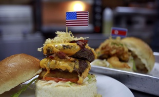 Des burgers cuisinés par un chef à Hanoi (illustration).