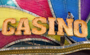Des employés changent les ampoules au fronton d'un casino de Macao le 11 septembre 2013