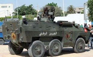 Des affrontements ont éclaté dimanche entre policiers et salafistes dans la banlieue ouest de Tunis ainsi qu'à Kairouan, après que les autorités ont refusé la tenue du congrès du mouvement salafiste jihadiste Ansar Ashriaa dans cette ville.