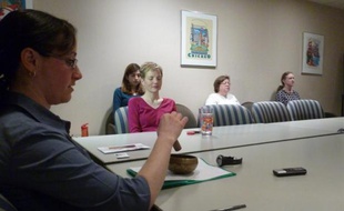 Klia Bassing (G) directrice de Visit Yourself at Work conduit une session de méditation le 26 mars 2014 à l'Association Psychologique Américaine à Washington