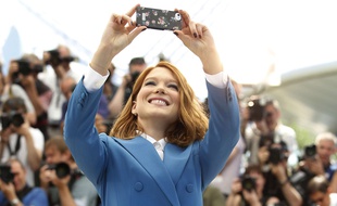 Léa Seydoux prend un selfie au Festival de Cannes 2014.
