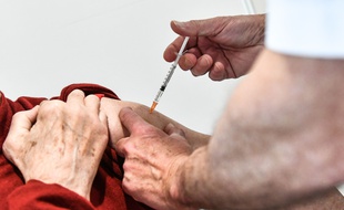 Une personne se fait vacciner au Covid-19 (illustration)