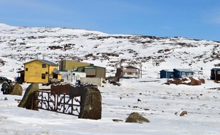 Le village inuit d'Iqaluit, dans le Grand Nord canadien, le 24 avril 2015