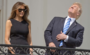 Donald Trump a brièvement regardé le soleil directement lors de l'éclipse du 21 août 2017 avant d'enfiler une paire de lunettes protectrices.