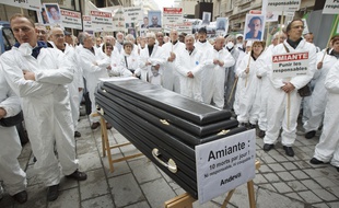 Paris le 06 novembre 2013, devant le siège du Pole Santé du TGI. Rassemblement et manifestation des victimes de l'amiante et de l'association Andeva contre l'abandon des poursuites dans le cadre du procs de l'amiante en France.