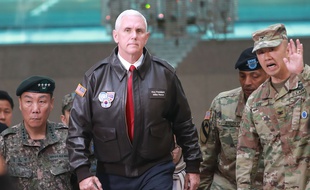 Le vice-président américain Mike Pence visite le village de Panmunjom, à la frontière entre les deux Corée, le 17 avril 2017.