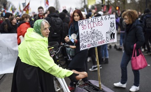 Une enseignante manifeste à Nantes le 17 décembre 2019.Crédit:SEBASTIEN SALOM GOMIS/SIPA.