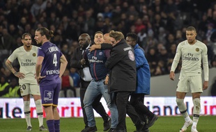 Un supporter du PSG a pénétré sur la pelouse du Stadium de Toulouse pour prendre un selfie avec Kylian Mbappé, le 31 mars 2019.