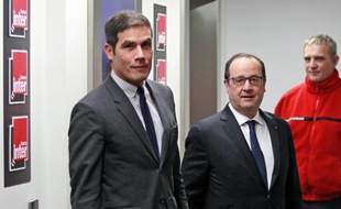 Le président de la République, François Hollande (c), le 5 janvier 2015 à France Inter, accueilli par le PDG de Radio France, Mathieu Gallet