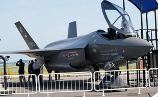 Le groupe de défense américain Lockheed Martin a annoncé vendredi soir que le Pentagone lui avait passé une commande de 3,5 milliards de dollars pour 31 avions de chasse F-35.