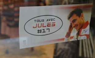 Une affiche collée sur la devanture d'une boutique à Brignoles, le 14 octobre 2014.